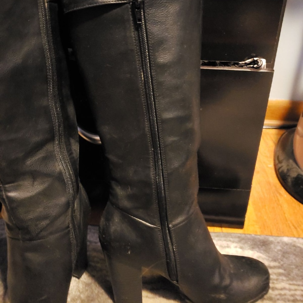 Black Heeled Boots. Like New, Size 8.5 - Picture 2 of 3